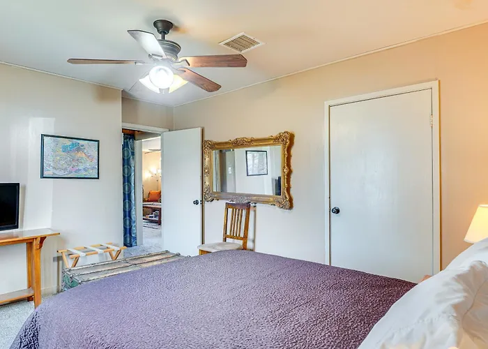 Holiday home W/ Yard & Fire Pit: 14 Mi To Wineries